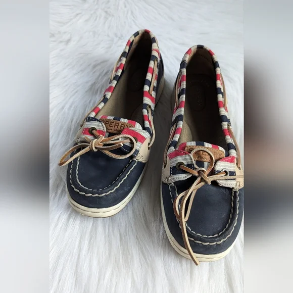 Beautiful classic feminine navy blue Sperry's. SIZE 7.5. - Picture 3 of 8